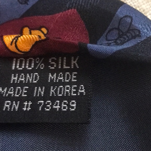 Winnie The Pooh Tie 100% Silk - Picture 4 of 6